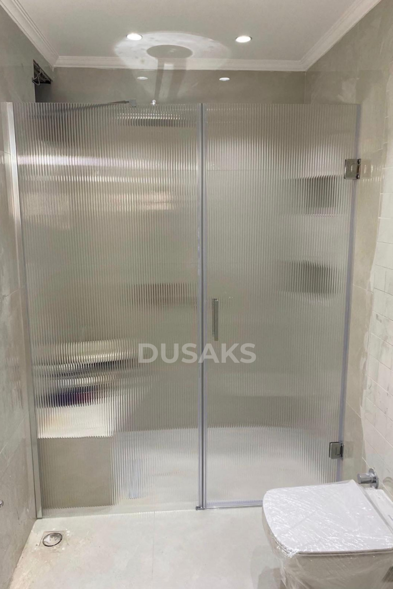 Parlak Menteşeli Nervüllü Cam Duşakabin H 200 Parlak menteşeli nervüllü cam duşakabin H 200 – oluklu çizgili cam, temperli güvenlik