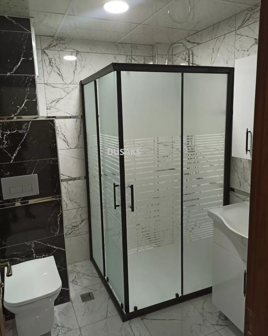 Siyah Duşakabin Ortası Kumlama Çizgili Cam H190