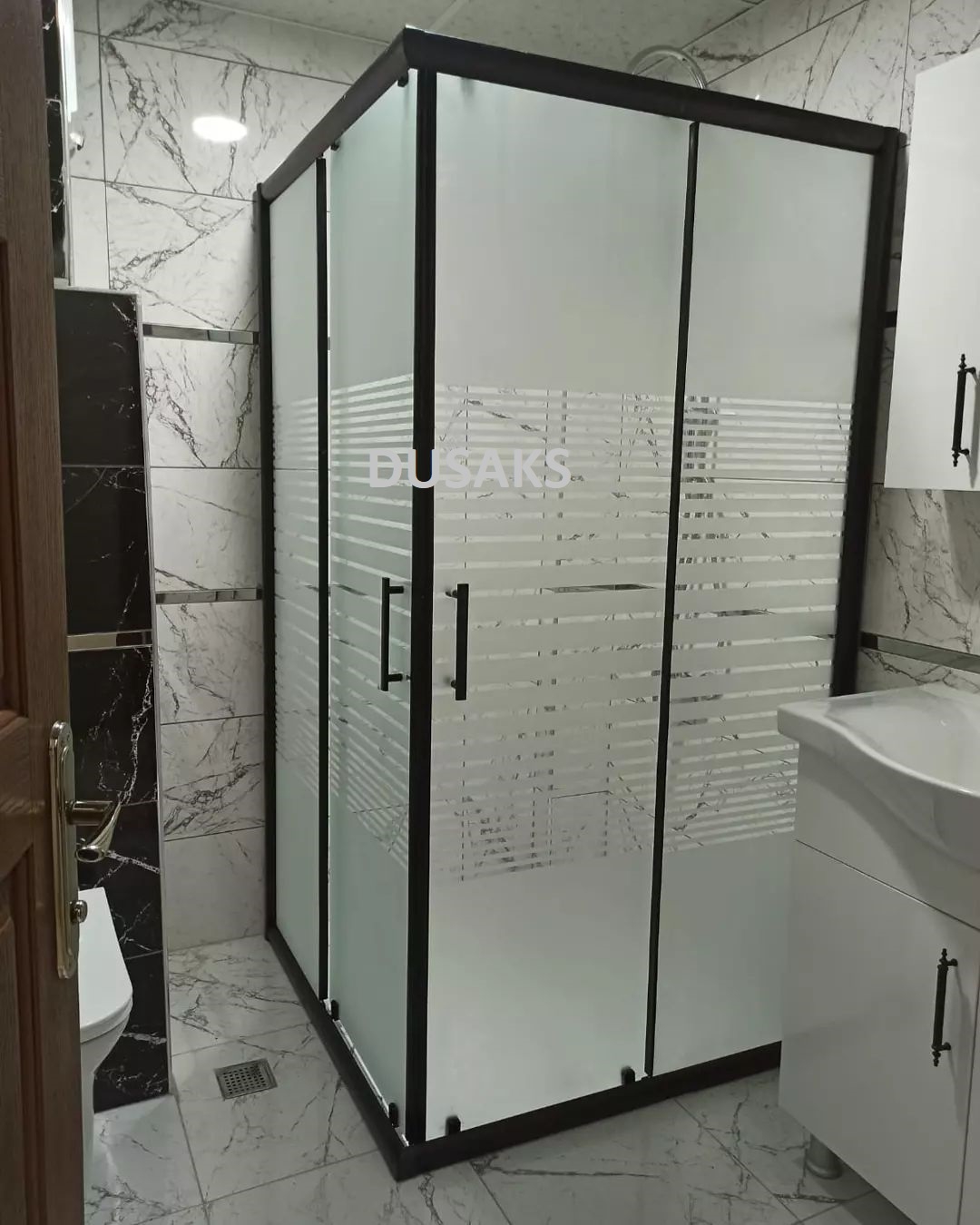 Siyah Duşakabin Ortası Kumlama Çizgili Cam H190